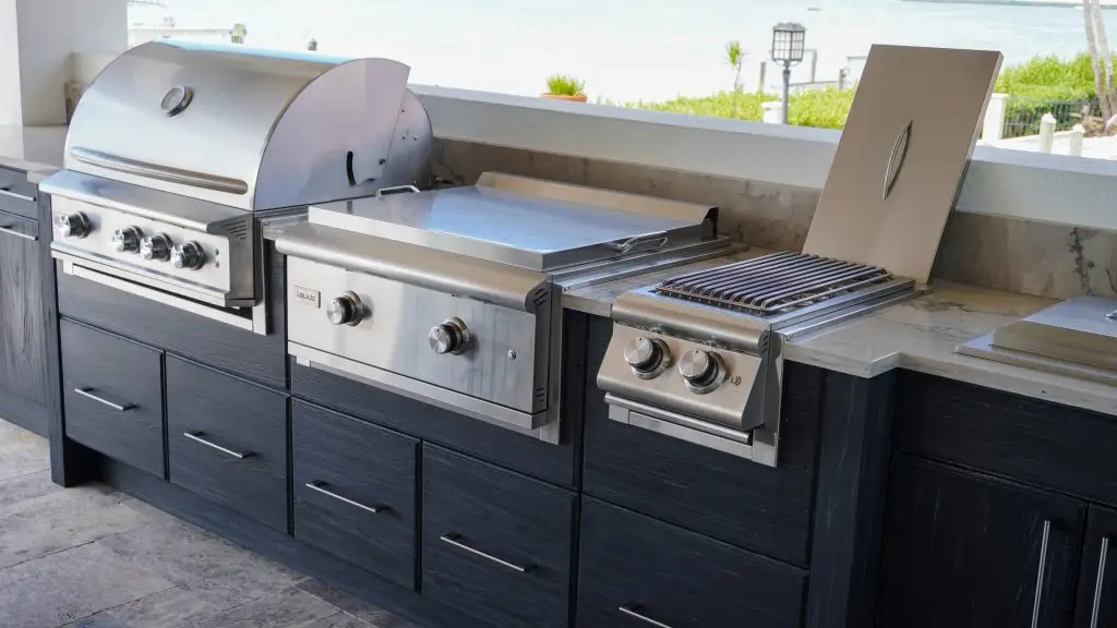 Modern and functional outdoor kitchen design by Florida Design Works.